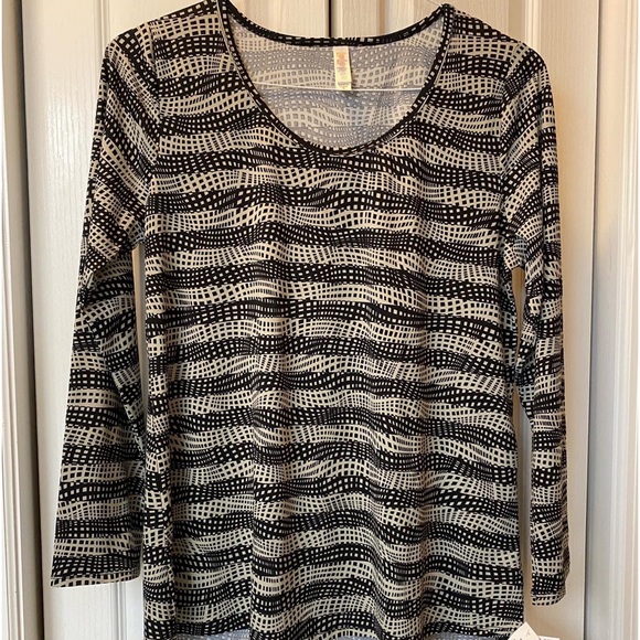 LuLaRoe Tops - NWT LuLaRoe Lynnae Top